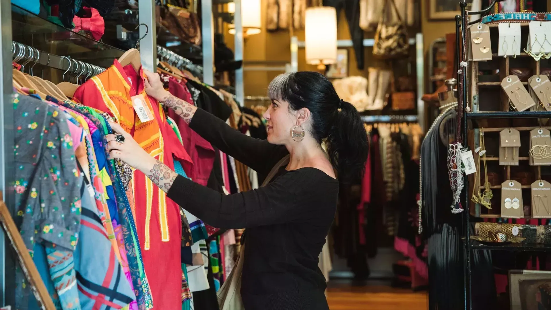 Una donna fa acquisti in una boutique di San Francisco.