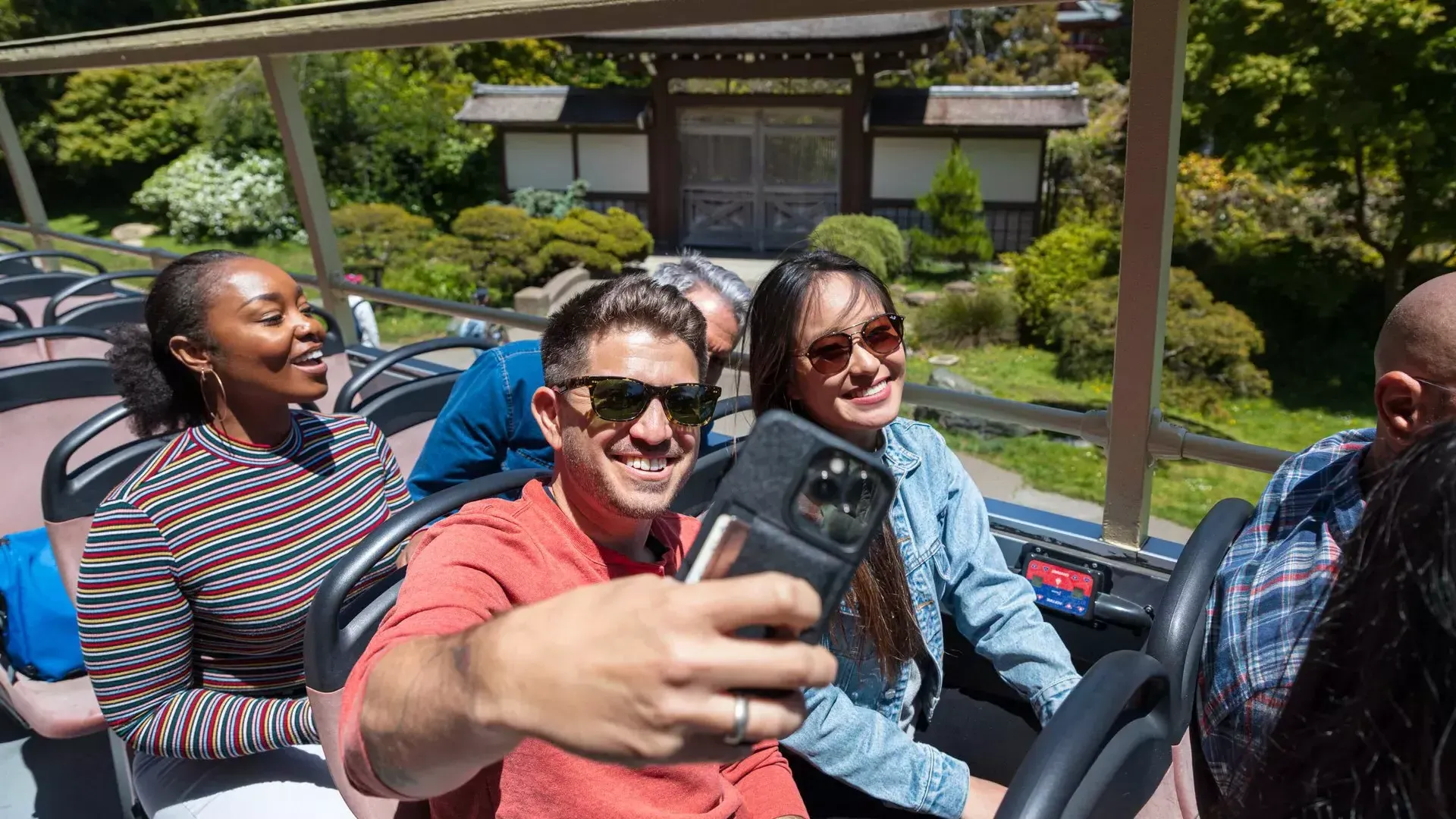 Hombre tomándose un selfie en un tour de Big Bus