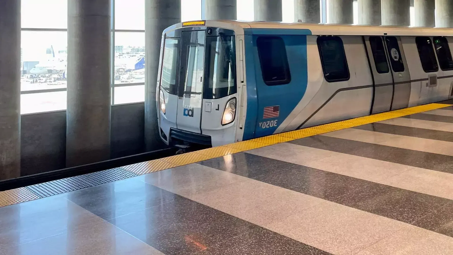 Un tren BART espera a los pasajeros en la estación.