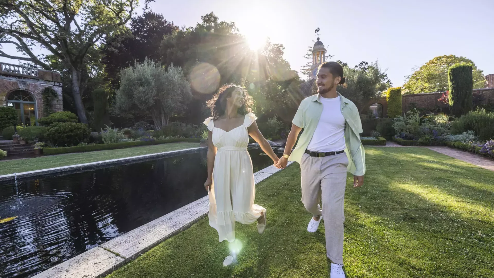 Visitantes passeiam pelos jardins de Filoli