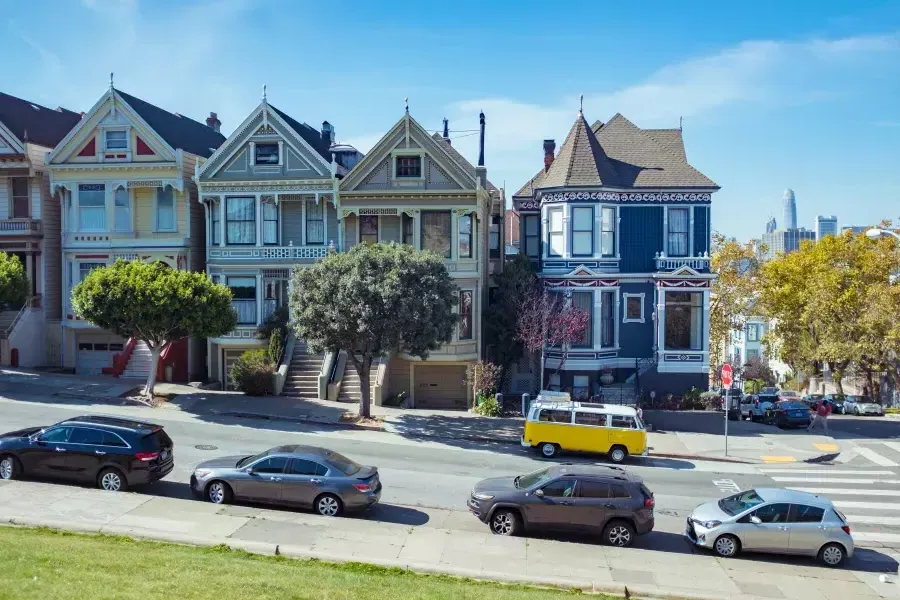 Voitures garées devant les Painted Ladies