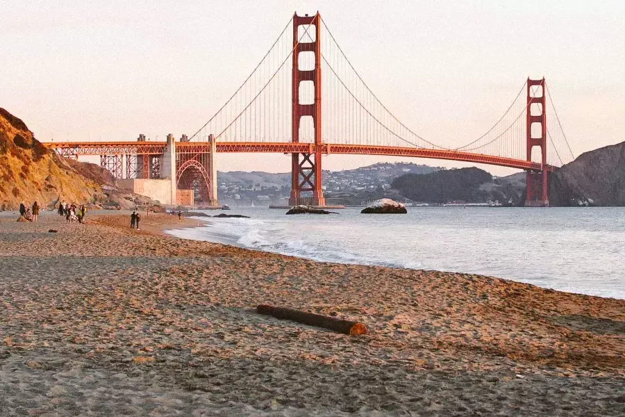 A Baker Beach de São Francisco é retratada com a Golden Gate Bridge ao fundo