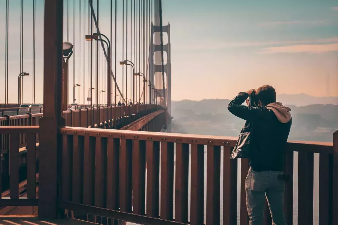 Un homme prend des photos sur le Golden Gate Bridge