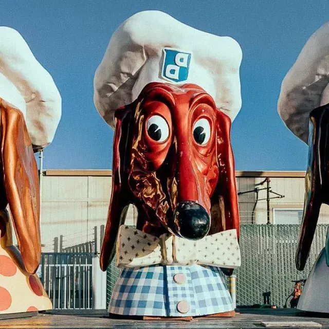 Drei der berühmten Doggie Diner-Köpfe sind ausgestellt.