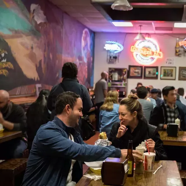 Besucher genießen authentisches mexikanisches Essen im Stadtteil Mission in San Francisco.