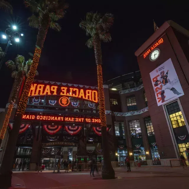 Entrada do Oracle Park Willie Mays Plaza