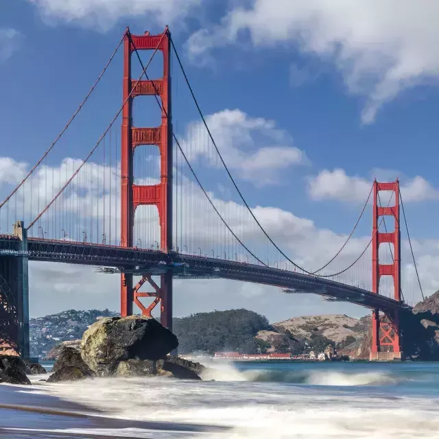 Ein Foto der Golden Gate Bridge an einem hellen, sonnigen Tag. 