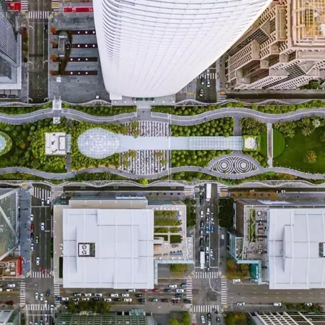 Overhead view of salesforce park and surrounding buildings